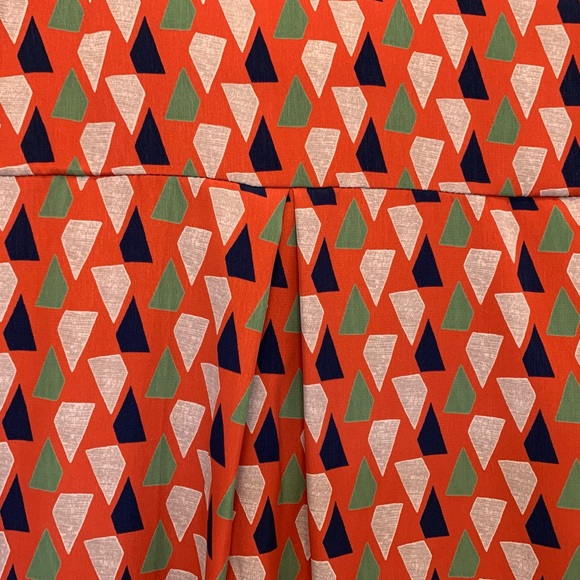 BNWOT❤️ZOUK:⭐️WOMEN’S FLOWY V CUT TRIBAL PRINT SHIRT💚 - Picture 3 of 10